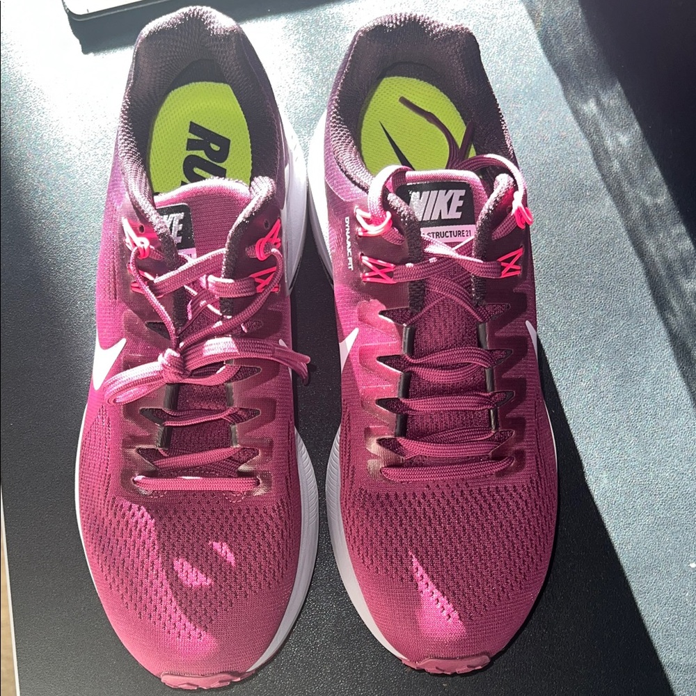 Nike Women's Berry Sneakers Nee running sneakers Size 9.5